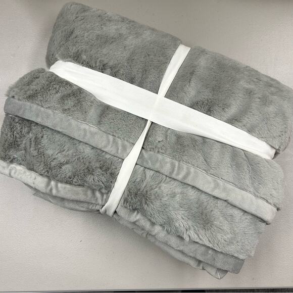 Pottery Barn Double Faced Rabbit Faux Fur Throw Platinum Gray SOFT 50 x 60 NWT - Picture 3 of 7